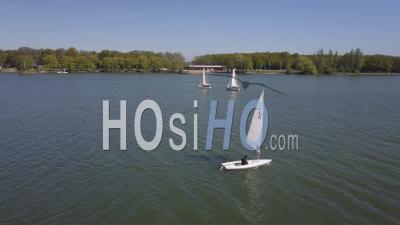 Petits Voiliers Naviguant Sur Un Lac, Vidéo Drone