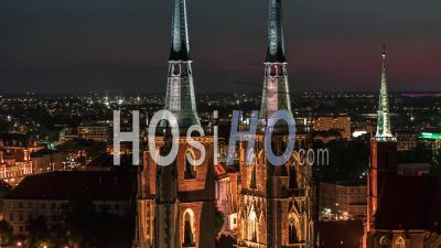 Tours De La Cathédrale Saint-Jean-Baptiste, Katedra Swietego Jana Chrzciciela, Vieille Ville, Nuit, Wroclaw Vidéo Drone