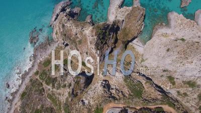 Vue Aérienne De La Côte De Capo Vaticano Sur Une Belle Journée D'été, Calabre Italie - Vidéo Drone