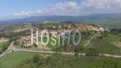 Guardistallo, Toscane. Vue Aérienne Avec Paysage Urbain Et Campagne. Italie - Vidéo Drone