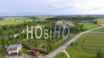 Belle Vue Aérienne Du Château De Rundale Et Des Jardins En Lettonie - Vidéo Drone