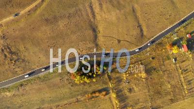 Survol De Voitures Sur Une Route Au-Dessus D'un Pré - Vidéo Drone