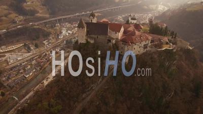 4k Images De Drone Du Village De Chiusa Perché Sur Une Colline. Italie, Sud Tirol - Vidéo Drone