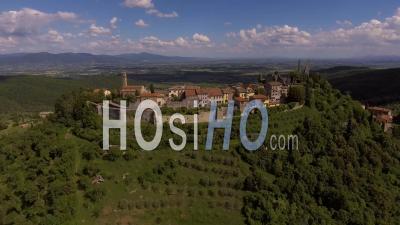 Images Aériennes, Une Ancienne Petite Ville De Civitella Dans Le Val Di Chiana Près D'arezzo En Toscane, Italie, 4k - Vidéo Drone