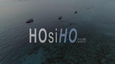 Paddleboard Sur L'île De Gili Près De Bali En Indonésie - Vidéo Drone