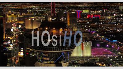 Vue Aérienne De Las Vegas Gros Plan Panoramique Autour De La Tour Stratosphere Dans La Nuit Avec Vue Panoramique - Vidéo Drone