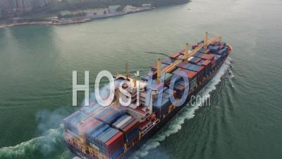 Vue De Hong Kong Birdseye Voler Bas Autour D'un Grand Cargo En Passant - Vidéo Drone