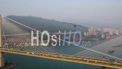 Hong Kong Volant Bas Autour Du Pont De Ting Kau Au Coucher Du Soleil. - Vidéo Drone