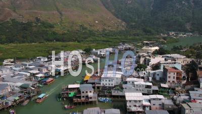 Hong Kong Survolant Le Village De Pêcheurs Tai O Sur L'île De Lantau - Vidéo Drone