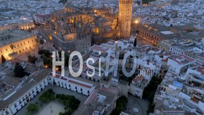 Catédrale De Seville. Paysage Urbain Historique Et Cathédrale Gothique De Séville En Espagne - Vidéo Drone