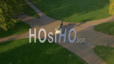 Drone Vidéo De L'énergie Physique Statue Kensington Gardens Hyde Park Londres Angleterre - Vidéo Drone
