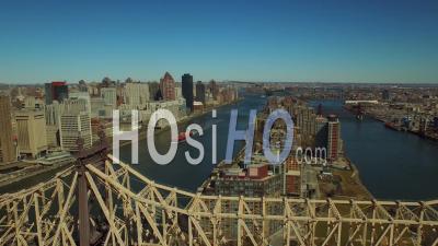 Nyc New York, États-Unis Vol à Basse Altitude Au-Dessus De Queensboro Bridge, Panoramique à Gauche Avec Vue Sur Le Paysage Urbain De Midtown East Manhattan - Vidéo Drone