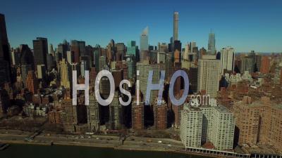 Nyc New York Usa Vol Bas Panoramique à Droite Avec Vue Sur Le Paysage Urbain De Midtown East Manhattan - Vidéo Drone