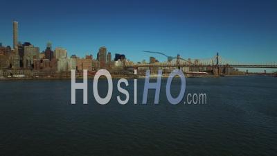Nyc New York Usa Voler Bas Au-Dessus De L'east River Panoramique à Gauche Avec Vue Sur Le Paysage Urbain De Midtown East Manhattan - Vidéo Drone