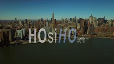 Nyc New York Usa Survolant East River Panoramique à Droite Avec Vue Sur Le Paysage Urbain De Midtown Manhattan - Vidéo Drone