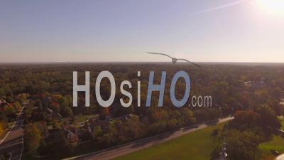 Voler Bas Autour De L'église Et Des Lacs. Bloomfield Michigan - Vidéo Drone