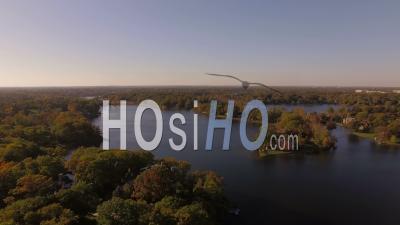 Survol Du Lac Et Du Quartier. Bloomfield Michigan - Vidéo Drone