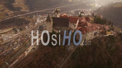 Images De Drones Du Village De Chiusa Perché Sur Une Colline. Italie, Sud Tirol - Vidéo Drone