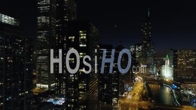 Trump Tower Et Le Centre-Ville De Chicago Dans L'illinois, Etats-Unis, Images De Drones De Nuit - Vidéo Drone