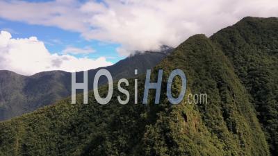 Route Vers Le Machu Picchu Dans Les Andes Près De Aguas Clientes Pérou - Vidéo Drone
