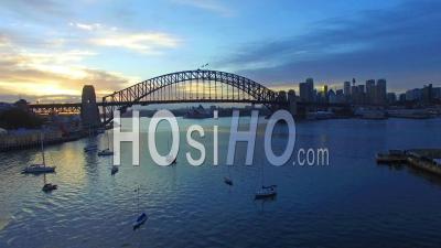 Sydney Harbour Bridge Pendant Le Lever De Soleil Sur Le Drone Vidéo Australie - Vidéo Drone