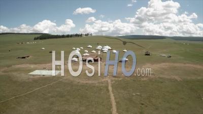 Camps Touristiques Avec Yourte Hébergeant La Mongolie - Vidéo Drone