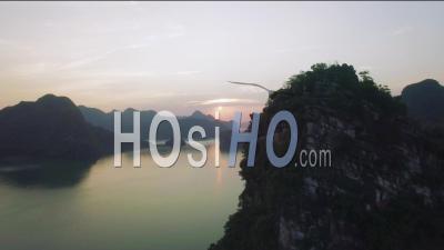 Coucher De Soleil Au-Dessus De L'île De Pierre à Chaux Dans La Baie D'ha Long Au Vietnam - Vidéo Drone