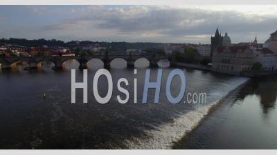 Pont Vltava Sur Le Pont Charles, Prague, République Tchèque - Vidéo Drone
