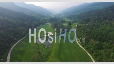 Vue Aérienne Du Parcours De Golf Entouré De Montagnes, Shanxi Chine - Vidéo Drone