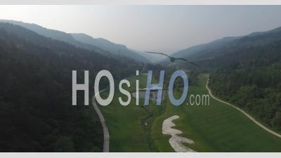 Vue Aérienne Du Parcours De Golf Entouré De Montagnes, Shanxi Chine - Vidéo Drone
