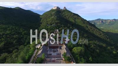 Temple De Tao Sur Les Sommets Des Montagnes De Yajishan, Beijing, Chine - Vidéo Drone