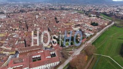 Prise De Vue Aérienne, Magnifique Panorama De La Ville De Lucca, Une Ancienne Ville Au Milieu De La Toscane, En Italie, Filmée Avec Un Drone - Vidéo Drone