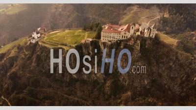 Prise De Vue Aérienne, Une Petite Ville Perchée De Chiusa En Italie, Au Sud Du Tyrol, Au Milieu Des Vignes, à 4 Km - Vidéo Drone
