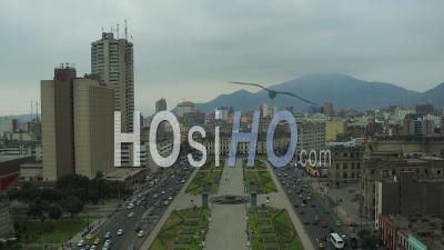 Lima Pérou Survoler La Place Du Parc Et La Circulation Panoramique Avec Vue Sur Le Paysage Urbain. - Vidéo Drone