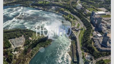 Chutes D'eau Qui, Ensemble, Sont Connues Sous Le Nom De Niagara Falls Sur La Rivière Niagara Le Long De La Frontière Canado-Américaine. - Photographie Aérienne