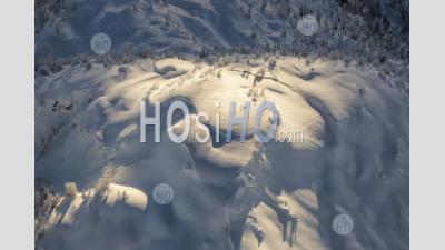 Lumière Dramatique Sur Une Neige A Couvert La Montagne Fraser Valley En Colombie-Britannique - Photographie Aérienne