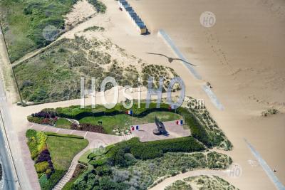 Sword Beach. Le Monument De La Flamme Ouistreham, Normandie France - Photographie Aérienne