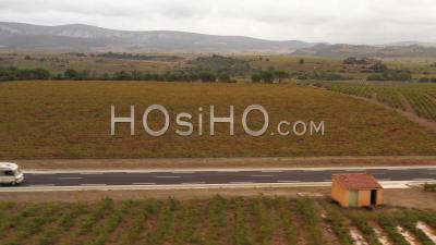 Van Passant Sur Une Route - Vidéo Drone