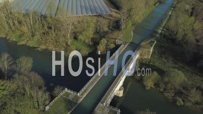 Pont Canal, Canal Des Deux Mers, Lot Et Garonne, Agennais, Lot Et Garonne - Video Drone Footage