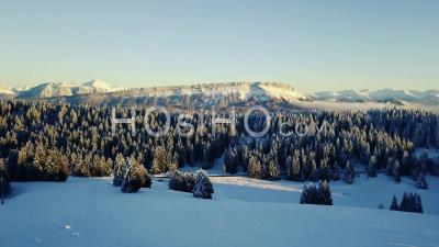 Coucher De Soleil Sur Une Station De Ski Dans Le Massif Des Bauges En Hiver, Savoie, France, Vidéo Drone