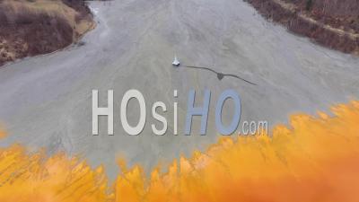 Lac Pollué Par Les Eaux Usées D'une Mine De Cuivre En Roumanie - Vidéo Drone