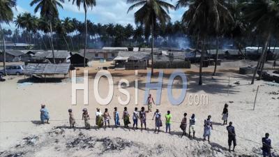 Personnes Ramenant Des Filets De Poisson Sur La Plage De Mandoukou - Vidéo Drone