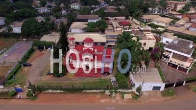 Vue Montante De Yaoundé De L'église Orthodoxe Grecque - Vidéo Drone