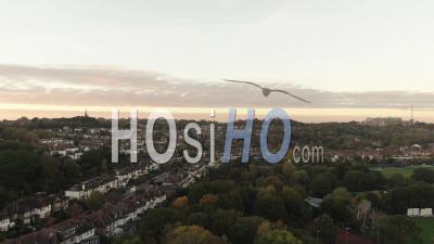 Vue Aérienne Ascendante De Muswell Hill, Un Village édouardien Typique Du Nord De Londres Au Coucher Du Soleil - Vidéo Drone