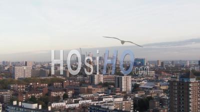 Vue Aérienne Ascendante De La Ligne D'horizon Du Quartier Financier Des Docklands à Londres - Vidéo Drone