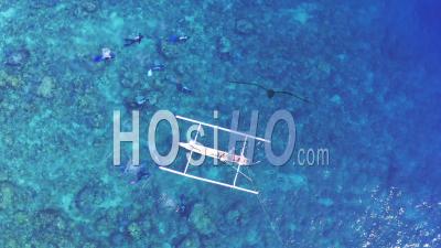 Beau Paysage De Corail Bleu Avec Des Plongeurs Et Un Bateau - Vidéo Drone