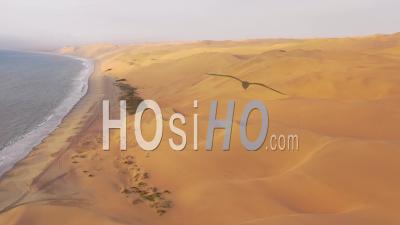 Vue Aérienne Sur Les Vastes Dunes De Sable Du Désert Du Namib Le Long De La Skeleton Coast De La Namibie - Vidéo Drone