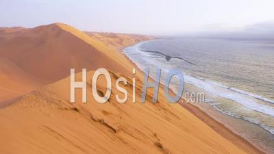 Vue Aérienne Sur Les Vastes Dunes De Sable Du Désert Du Namib Le Long De La Skeleton Coast De La Namibie - Vidéo Drone