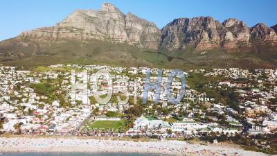 Vue Aérienne Le Long Du Rivage Riche Et Des Maisons élégantes De Camps Bay, Cape Town, Afrique Du Sud, Avec Fond De Montagnes Des Douze Apôtres - Vidéo Drone