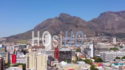 Aerial View Over Colorful Bo-Kaap Malay Quarter Cape Town Neighborhood And Downtown City Skyline, South Africa - Vidéo Drone